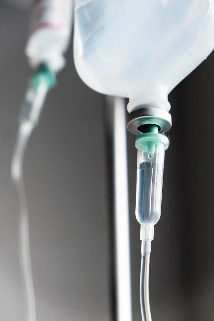 Nahaufnahme eines Infusionsbeutels