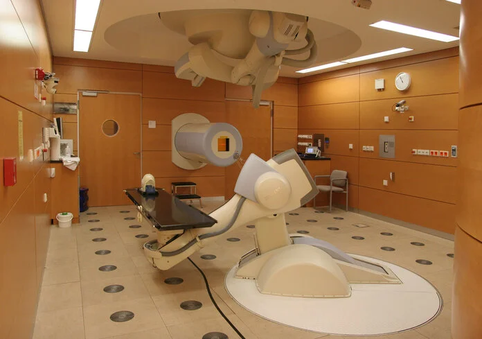 Ionenstrahltherapie-Bestrahlungsraum, Armin Kübelbeck/Wikimedia Commons Bestrahlungsraum am Heidelberger Ionenstrahl-Therapiezentrum (HIT).