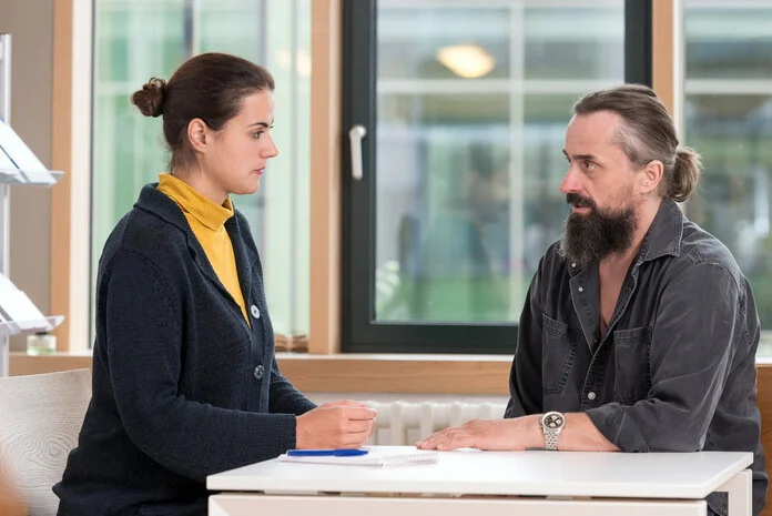 Gespräch, Krebspatient und Psychoonkologin, © Krebsinformationsdienst, DKFZ; Foto: Tobias Schwerdt Krebspatient im Gespräch mit einer Psychoonkologin.