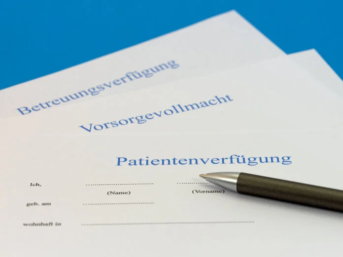 Patientenverfügung und Co., © M. Schuppich, Shutterstock Auf einem Tisch liegen eine Patientenverfügung, eine Vorsorgevollmacht und eine Betreuungsverfügung, darauf liegt ein Stift.