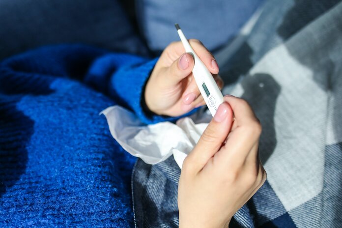 Fieberthermometer, © Polina Tankilevitch, Pexels Hände halten Fieberthermometer