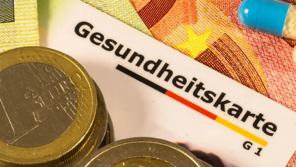 Gesundheitskarte , © Eisenlohr, istockphoto.com Gesundheitskarte und Geld als Symbole für Zuzahlungen in der gesetzlichen Krankenversicherung