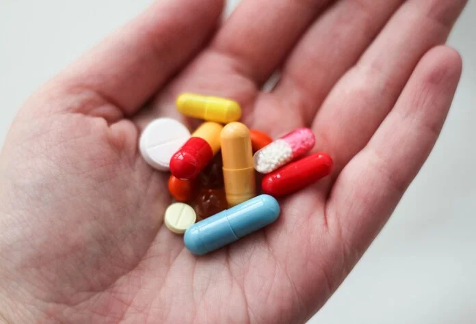 Bunte Tabletten in der liegen in einer Hand.
