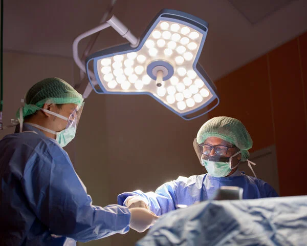 Ärzte-Operation, © I AM NIKOM, Shutterstock Zwei Ärzte operieren.