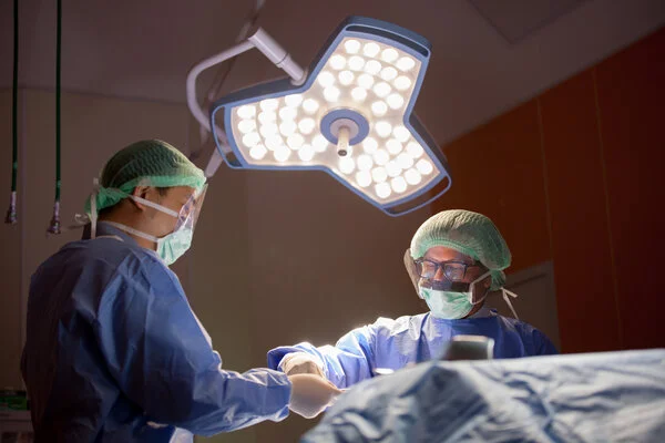 Ärzte-Operation, © I AM NIKOM, Shutterstock Zwei Ärzte operieren.