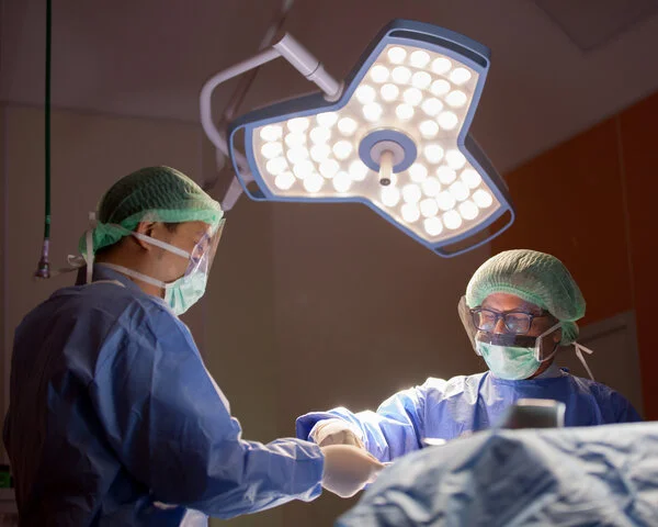 Ärzte-Operation, © I AM NIKOM, Shutterstock Zwei Ärzte operieren.