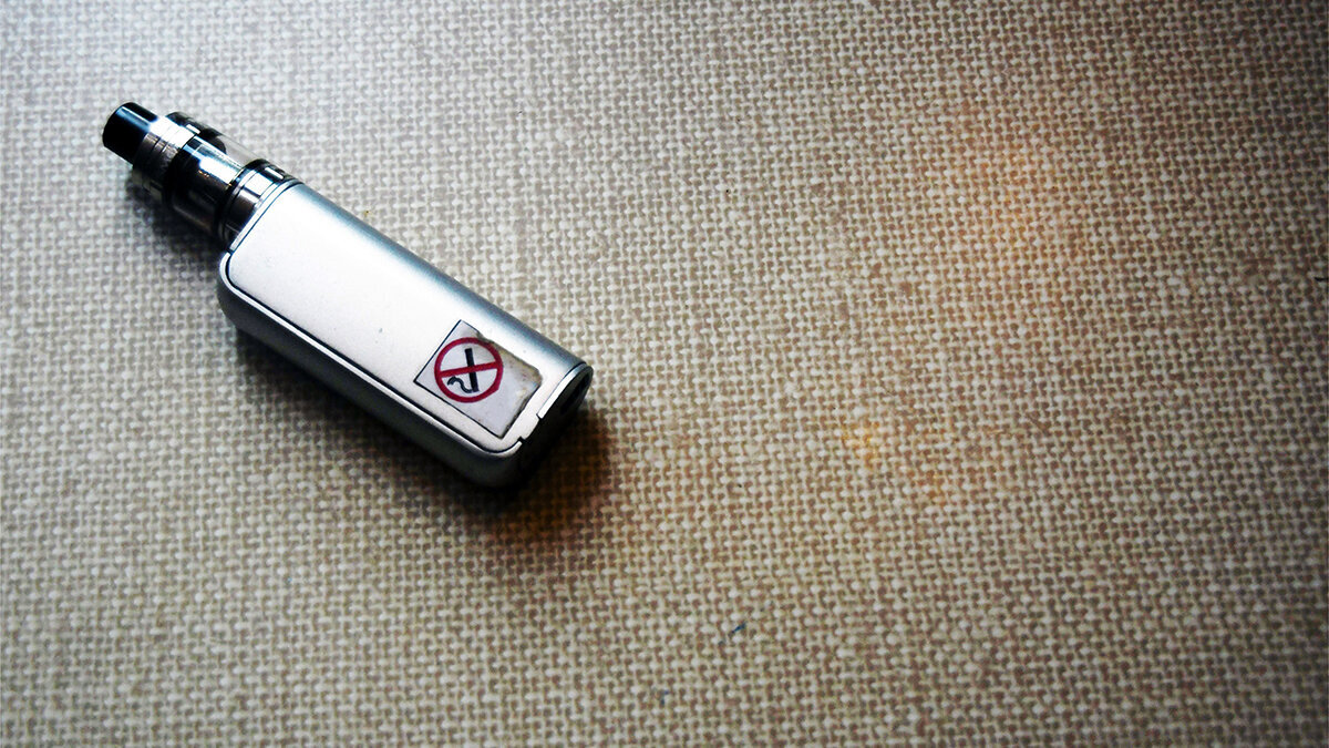 mit vape aufhören zu rauchen Nikotinpflaster plus E-Zigarette helfen besser beim Rauchverzicht