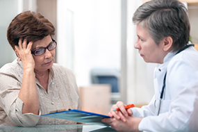 Beratung Ärztin Patientin © fotolia/Alexander Raths, fotolia/Alexander Raths Patientin greift sich in die Haare während Ärztin etwas erklärt.