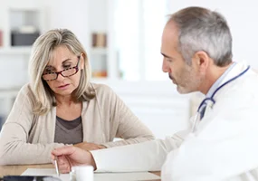 Patientin und Arzt bei der Besprechung von Befunden , goodluz, Fotolia