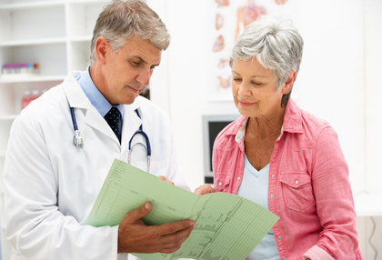 Arzt, Patientin und Krankenakte © Monkey Business/Fotolia