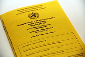 Impfpass, Krebsinformationsdienst, DKFZ Impfpass auf einem Tisch.