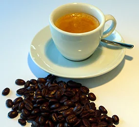 Espresso mit Kaffeebohnen, Krebsinformationsdienst, Deutsches Krebsforschungszentrum Espresso mit Kaffeebohnen © Krebsinformationsdienst, Deutsches Krebsforschungszentrum