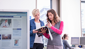 Mitarbeiterinnen des KID bei der Recherche © Krebsinformationsdienst, Deutsches Krebsforschungszentrum
