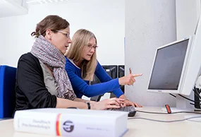 KID Mitarbeiter bei der Recherche, Tobias Schwerdt © Krebsinformationsdienst, Deutsches Krebsforschungszentrum