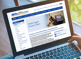 Der Krebsinformationsdienst klärt über bestehende Krebsmythen auf., AZir, Shutterstock Laptop mit geöffneter Internetseite des Krebsinformationsdienstes zum Thema Krebsmythen © AZir, Shutterstock