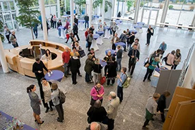 Teilnehmer des Patientenforums unterhalten sich im Foyer , Das Patientenforum bietet viele Gelegenheiten, sich mit anderen Betroffenen auszutauschen. @ Krebsinformationsdienst, Deutsches Krebsforschungszentrum Teilnehmer des Patientenforums unterhalten sich im Foyer @ Krebsinformationsdienst, Deutsches Krebsforschungszentrum