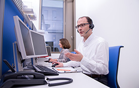 Arzt beantwortet Fragen zum Thema Krebs am Telefon , Krebsinformationsdienst, Deutsches Krebsforschungszentrum Arzt beantwortet Fragen zum Thema Krebs am Telefon © Krebsinformationsdienst, Deutsches Krebsforschungszentrum