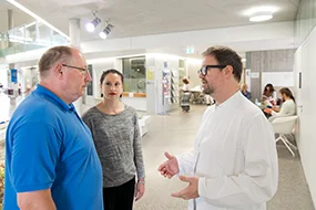 Patient und Angehörige im Gespräch mit dem Arzt. Patient und Angehörige im Gespräch mit dem Arzt. Foto: Tobias Schwerdt © Krebsinformationsdienst, Deutsches Krebsforschungszentrum