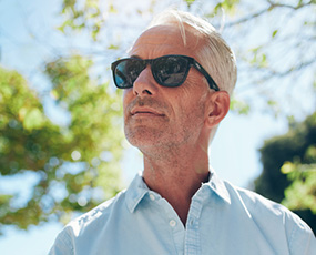 Mann mit weissen Haaren und Sonnenbrille @ Jacob Ammentorp Lund