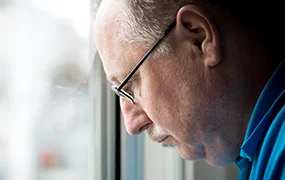 Sorgen können belasten - Mann schaut sorgenvoll aus dem Fenster , Krebsinformationsdienst, Deutsches Krebsforschungszentrum Sorgen können belasten - Mann schaut sorgenvoll aus dem Fenster © Krebsinformationsdienst, Deutsches Krebsforschungszentrum