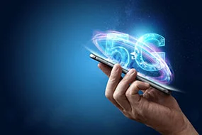 Männerhand hält Smartphone mit 5G Logo © Marko Aliaksandr, Shutterstock