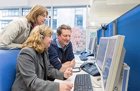 Eckart von Hirschhausen zu Besuch beim Krebsinformationsdienst, Krebsinformationsdienst, Deutsches Krebsforschungszentrum Eckart von Hirschhausen sitzt neben einer Ärztin aus dem Telefondienst des Krebsinformationsdienstes.