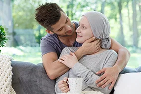 Junger Mann kümmert sich um seine kranke Partnerin Junger Mann kümmert sich um seine kranke Partnerin ©Photographee.eu - shutterstock