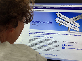 Adressverzeichnis von Psychoonkologen beim Krebsinformationsdienst, Deutsches Krebsforschungszentrum, Krebsinformationsdienst, Deutsches Krebsforschungzentrum Frau sucht online nach Psychoonkologen © Krebsinformationsdienst, Deutsches Krebsforschungszentrum