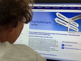 Adressverzeichnis von Psychoonkologen beim Krebsinformationsdienst, Deutsches Krebsforschungszentrum, Krebsinformationsdienst, Deutsches Krebsforschungzentrum Frau sucht online nach Psychoonkologen © Krebsinformationsdienst, Deutsches Krebsforschungszentrum