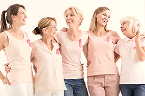 Awareness-Monat Brustkrebs, Photographee.eu, Adobe Stock Fünf Frauen mit pinker Schleife © Photographee.eu, Adobe Stock