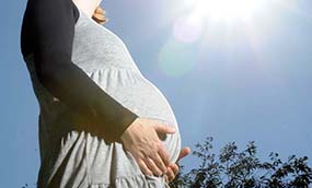Schwangere Frau im Sonnenlicht - Foto: Tobias Schwerdt © Krebsinformationsdienst, Deutsches Krebsforschungszentrum