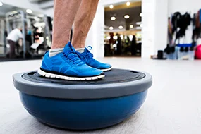 Senior macht Balanceübungen Senior macht Balanceübungen © Halfpoint - Thinkstock