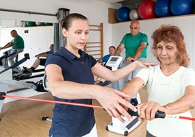 Sport nach Krebs hilft: Patientin trainiert mit einer Physiotherapeutin. Sport nach Krebs hilft: Patientin trainiert mit einer Physiotherapeutin. Foto: Tobias Schwerdt © Krebsinformationsdienst, Deutsches Krebsforschungszentrum