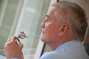 Älterer Mann schaut aus dem Fenster, Krebsinformationsdienst, Deutsches Krebsforschungszentrum Älterer Mann schaut aus dem Fenster, Foto: Gudrun-Holde Ortner © Krebsinformationsdienst, Deutsches Krebsforschungszentrum