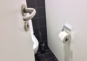 Verdauungsprobleme bei Krebs (offene Toilettentür) © Krebsinformationsdienst, Deutsches Krebsforschungszentrum