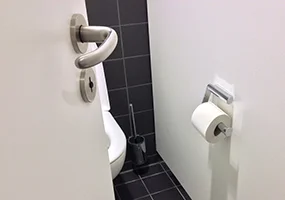 Verdauungsprobleme bei Krebs (offene Toilettentür) © Krebsinformationsdienst, Deutsches Krebsforschungszentrum