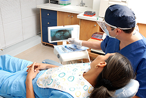 Mit einem sorgfältig geführten Bonusheft, erhalten Krebspatienten mehr Zuschüsse von der Krankenkasse, oswaldoruiz, Pixabay Patientlin liegt im Untersuchungsraum und begutachtet Röntgenaufnahme mit ihrem Zahnarzt. © oswaldoruiz, Pixabay