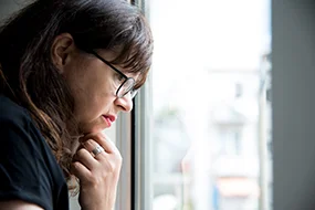 Frau schaut nachdenklich aus dem Fenster , Krebsinformationsdienst, Deutsches Krebsforschungszentrum Frau schaut nachdenklich aus dem Fenster © Krebsinformationsdienst, Deutsches Krebsforschungszentrum