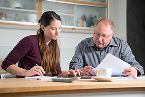 Vater und Tochter suchen nach Informationen , Krebsinformationsdienst, Deutsches Krebsforschungszentrum Vater und Tochter suchen nach Informationen © Krebsinformationsdienst, Deutsches Krebsforschungszentrum
