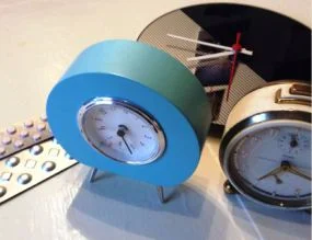 Chronotherapie, Krebsinformationsdienst, Deutsches Krebsforschungszentrum Eine Uhr und zwei Wecker neben Tabletten-Blister.