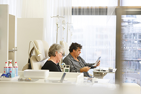 Eine Patientin und ein Patient lesen Infomaterial. © Philip Benjamin, NCT Heidelberg