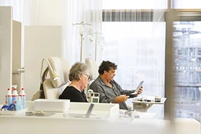 Eine Patientin und ein Patient lesen Infomaterial. © Philip Benjamin, NCT Heidelberg